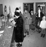 Långa köer på posten under 1960-talet.