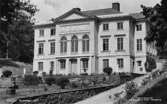 Vykort på Gunnebo slotts baksida. Fotot taget innan år 1955, då arbetena med fritrappan påbörjades.