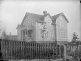 Gustaf Pettersson med familj på verandan till sitt hus Hagaberg på  Dalhemsvägen, Vetlanda.