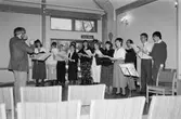 Mölndals vokalensemble har konsert i Apelgårdens kyrka i Kållered, år 1985. 