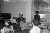 Mölndals vokalensemble har konsert i Apelgårdens kyrka i Kållered, år 1985.

För mer information om bilden se under tilläggsinformation.