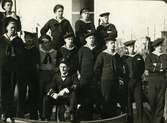 Gruppbild på sjömän ombord 1.klass torpedbåt Sirius. Längst till höger Gustaf Andersson.