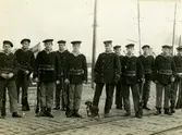 Sjömansbesättning tillhörande 1. klass torpedbåt Perseus samt skeppshunden 