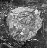 Stor sten funnen omkring 5 m från stranden på nordvästra sidan av ön i Lillsjön. Möjligen bottenhäll för tjärbränning.  Skållerud