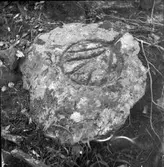 Stor sten funnen omkring 5 m från stranden på nordvästra sidan av ön i Lillsjön. Möjligen bottenhäll för tjärbränning.  Skållerud