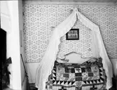 Säng med lapptäcke. Snarhögsgården  Åmål