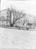 Residenset med ett par stora pilar i förgrunden. Nedsågade omkring 1958,  Vänersborg