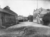 Residensgatan söder om Sundsgatan. Märk den gammaldags stenläggningen med s.k. borgmästarestenar.  Vänersborg