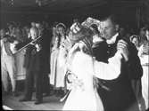 Brudfölje: Brudparet dansar  Ärtemark