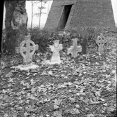 Stenkors på kyrkogården   Järn