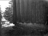 Råskogsstugan   c.detalj av stugan  e. gaveln av stugan  g. stugans eksyll.   h. besökare vid stugan   Brålanda