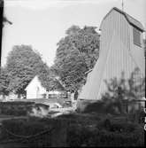 Kyrkan och klockstapeln.  Holm