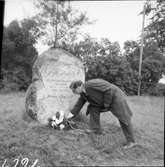 Landsantikvarien nedlägger blommor vid von Döbelns minnessten  Önne  Järbo