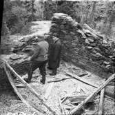 Kushålet rester efter gammal backstuga av skiffersten. Se ATA 1962  Gröven  Laxarby