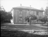 Bågen   a flyttad från Laxarby  b från sydväst  c från sydost  d västra gaveln  e entren   f   vid invigningen. Bågen flyttad från Bågeholm i Laxarby.  DalsLånged  Steneby