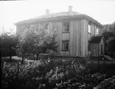 Bågen   a flyttad från Laxarby  b från sydväst  c från sydost  d västra gaveln  e entren   f   vid invigningen. Bågen flyttad från Bågeholm i Laxarby.  DalsLånged  Steneby