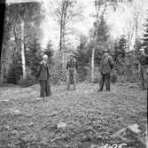 Upprensning av fornminnen. Tävling bland skolbarn 1956-57.  a  till vänster förste skrivare Lindmark  Steneby