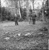 Upprensning av fornminnen. Tävling bland skolbarn 1956-57.  a  till vänster förste skrivare Lindmark  Steneby
