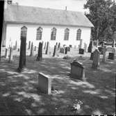 Kyrkan och kyrkogården  Tisselskogs kyrka