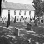 Kyrkan och kyrkogården  Tisselskogs kyrka
