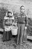 Två flickor utklädda till påskkärringar, år 1985.
Fotografi taget av Harry Moum, HUM, Mölndals-Posten.
