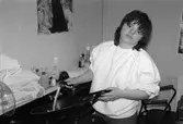 Sabina Cavdar från Sagåsens vårdhem i Kållered praktiserar på Salong Eilif i Lindome centrum, år 1985. 