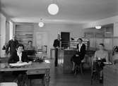 Kvinnor och män i kontorsmiljö, Uppsala 1943
