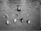 Simmande barn, sannolikt Uppsala juli 1943