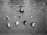 Simmande barn, sannolikt Uppsala juli 1943