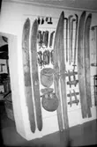 Vänersborgs Museum. Skridskor och skidor. Skidorna längst till höger från Kroppefjäll är 15 cm breda och 2.20 m långa.
