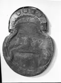 Dräktskick. Börs av läder med monogram A I S på ena sidan och 1782 på den andra.  Vänersborgs Museum