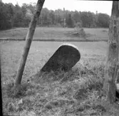 Den omkullfallna gränsstenen vid Härene bro.
