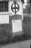 Till minne av Götiska förbundets instiftelse härstädes midsommaren 1815. Av förbundet pingst 1872 å V Tunhems kyrkogård.