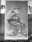 Gubben Snarmed tittskåpet. Se från far och farfars tid. Skållerud