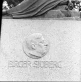 Detalj, Fridastatyn av Axel Wallenberg 1955  Vänersborg