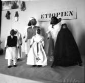 Dockutställning av dockor från hela världen.Dockorna ägs av fru Signhild Häller Göteborg. Vänersborgs Museum