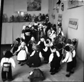 Dockutställning av dockor från hela världen. Dockorna ägs av fru Signhild Häller Göteborg. Vänersborgs Museum