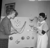 Amanuens Dymling och syster Betsy ordnar montrar på lasarettet  Vänersborg.