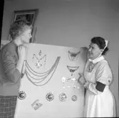 Amanuens Dymling och syster Betsy ordnar montrar på lasarettet  Vänersborg.