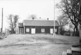 Den gamla 200-åriga manbyggnaden på Spårabol. Skall rivas 1954.  Tarsled