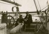 Sjömän samt en gris ombord segelfartyget GLADAN. Gustaf Andersson sitter till vänster.