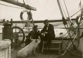 Sjömän samt en gris ombord segelfartyget GLADAN. Gustaf Andersson sitter till vänster.
