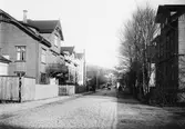 Den gamla stenlagda Frölundagatan (nu Brogatan) i riktning mot Mölndals bro, fotograferad 1921-11-02.