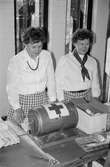 Röda Korsets vårbasar i Församlingscentrum i Lindome, år 1985.

För mer information om bilden se under tilläggsinformation.