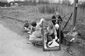 Annestorpsdalens scoutkår städar i Lindome centrum med angränsande områden, år 1985.

För mer information om bilden se under tilläggsinformation.