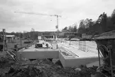 Servicehuset Brattåsgårdens äldreboende i Kållered under byggnation, år 1985. Fotografi taget av Harry Moum, HUM, Mölndals-Posten.