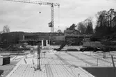 Servicehuset Brattåsgårdens äldreboende i Kållered under byggnation, år 1985. Fotografi taget av Harry Moum, HUM, Mölndals-Posten.