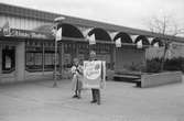 Livsmedelsbutiken Almåsboden i Lindome centrum, år 1985.

För mer information om bilden se under tilläggsinformation.