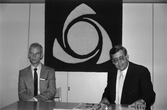 Skandinaviska Enskilda Banken anordnar aktieträff för sina kunder i Ekenskolans matsal, år 1985. 