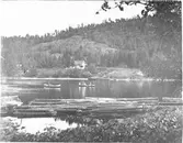 Från Buterud 1906. Byggnaden till vänster ett varv för utrustning av båtar.